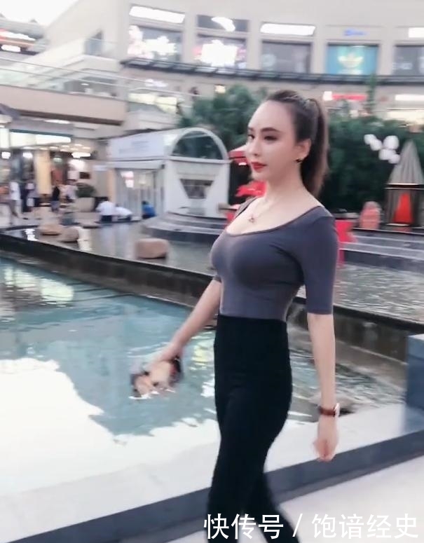 「加上」浓妆形象出街的女神,加上时髦大圆领T恤,单纯的释放美