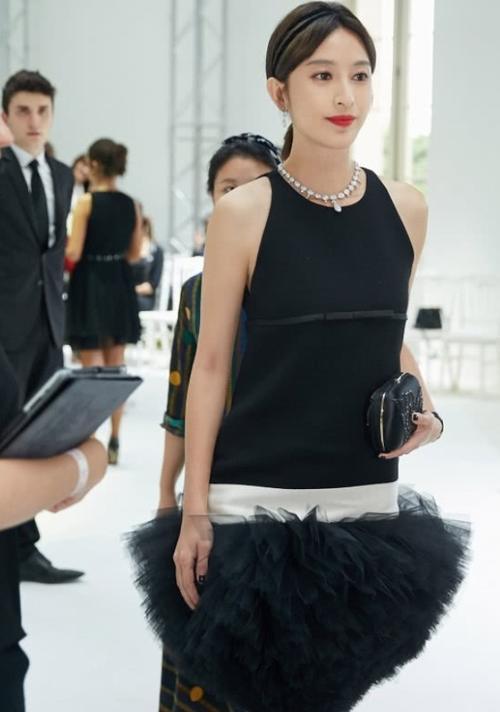 张俪一身黑色礼服高度亮相,蘑菇裙倒穿腿上,凸起嘴来也是俏皮可爱