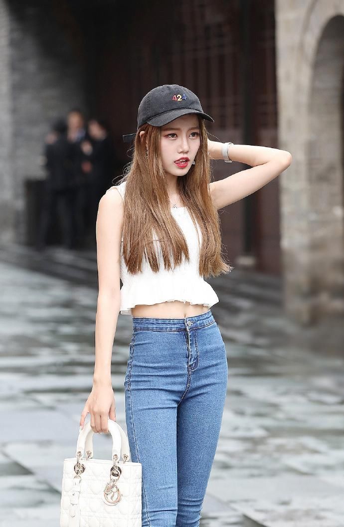 东莞街拍 白色短裤的美女,热裤过于简短,美女走路觉得方便吗?