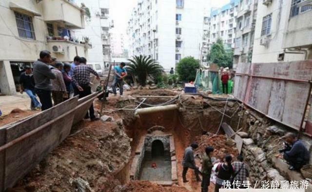 农民挖出红色土壤, 专家认定有古墓, 两个字揭开墓主人神秘身份