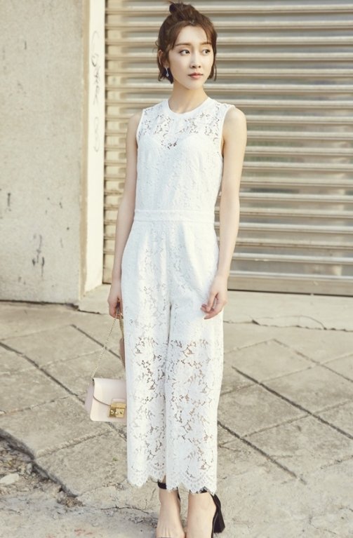 宣璐白色蕾丝秀身材 上演少女系清纯诱惑