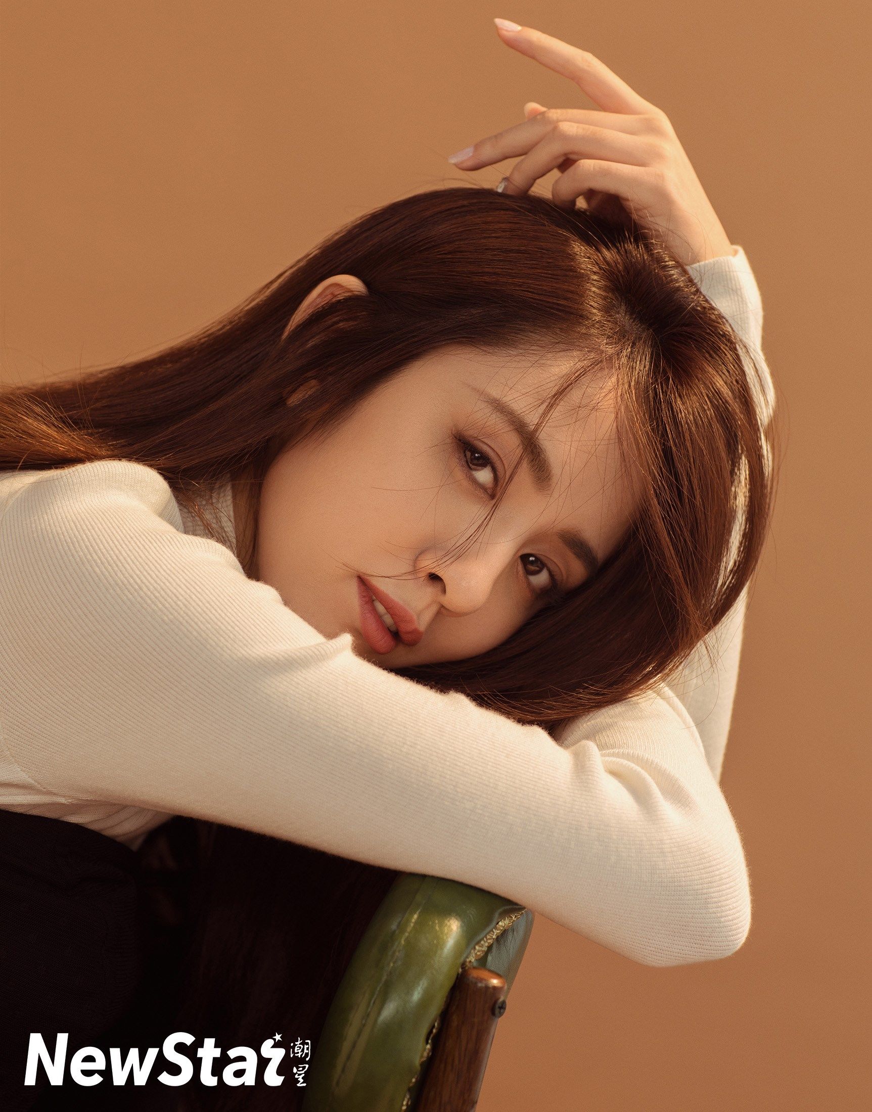 人气演员王晓晨再出时尚大片 完美身材曲线凹凸有致