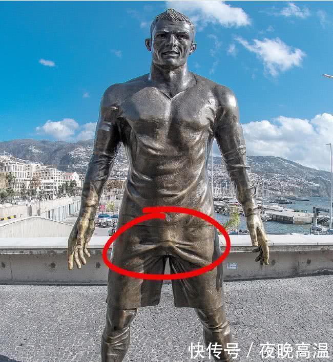 C罗铜像又火了！总裁裆部遭游客“性骚扰”，突出部分被摸到发亮
