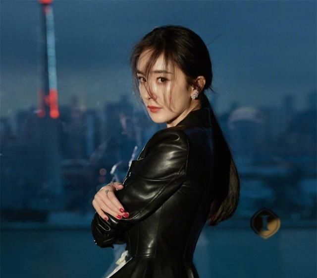  女人：上了年纪的女人,尽量这样弄发型,显年轻还拉高气质!