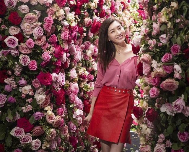 江疏影抹胸短裙成亮点，一圈黑色薄纱系根腰带，上下都像裙摆