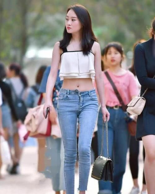  #搭配#街拍：气质高雅的美女，一件黑色的连衣裙，时尚魅力气