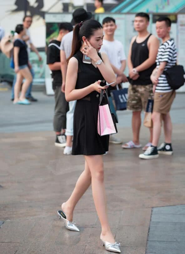 街拍：170美女紧身裤大长腿，遇到150小姐姐，瞬间被KO？