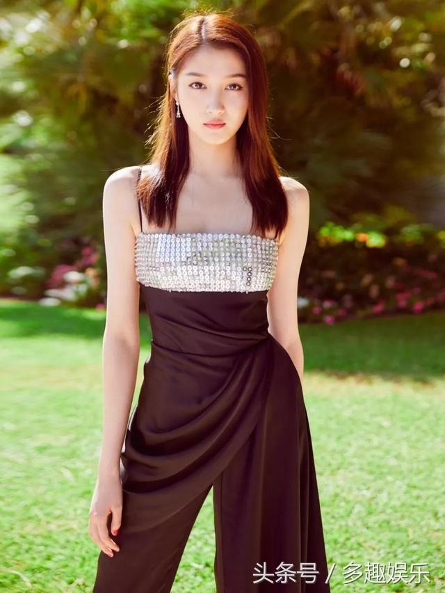 张钧甯贴身连体裤露腰一展傲人身材，杨紫搭配红黄绿穿出少女感