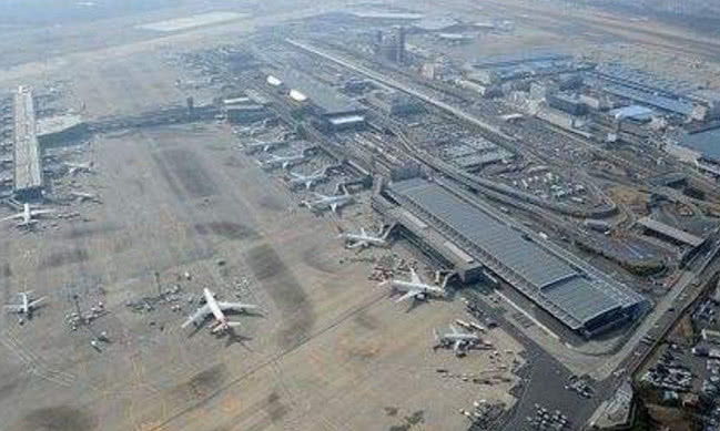 妈妈带女儿在机场假装孕妇，优先通行，发文在网上炫耀！