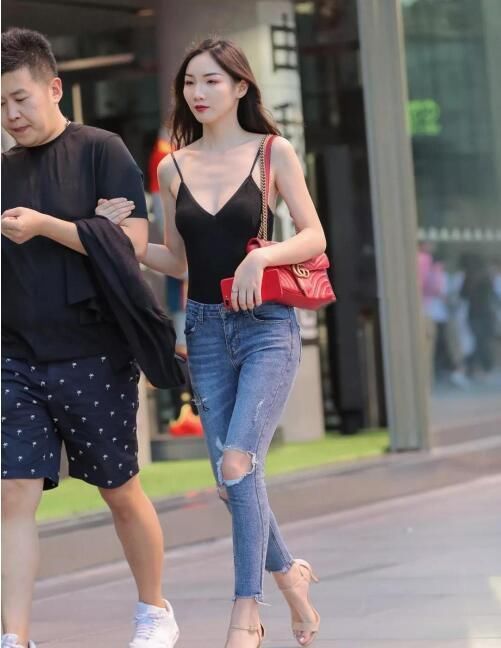 颜值美女吊带抹胸背心搭配牛仔裤，紧身勾勒出完美身材非常吸睛！