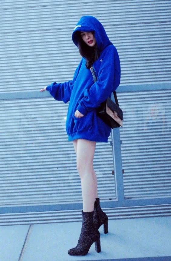 杨幂可真能，硬将自己塞进一双“老鼠鞋”，脚背拱那么高不痛？