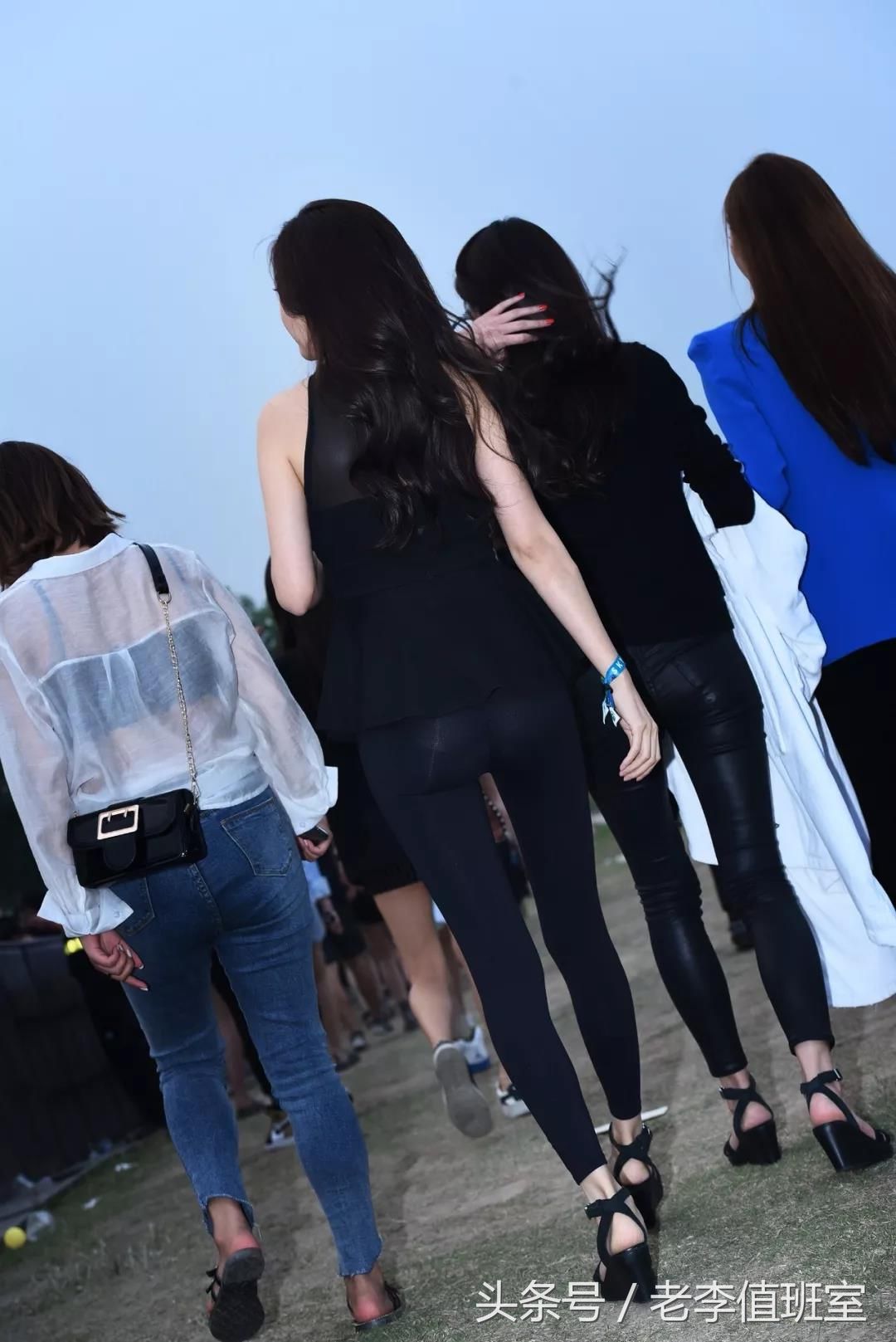 街拍:身材苗条在草坪上的性感妩媚美女