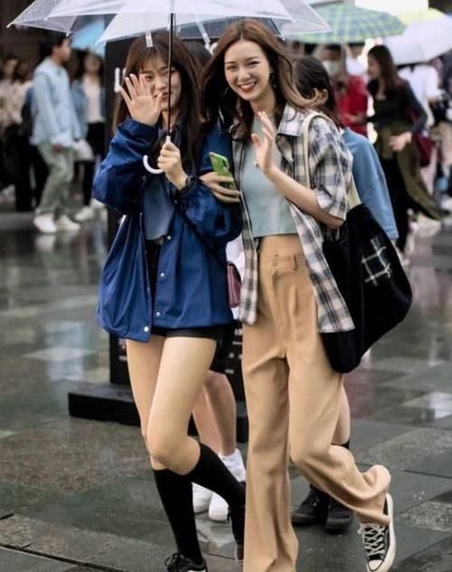 『迷人』街拍:环肥燕瘦的小姐姐,一件灰色吊带配白色短裤,时尚清爽迷人