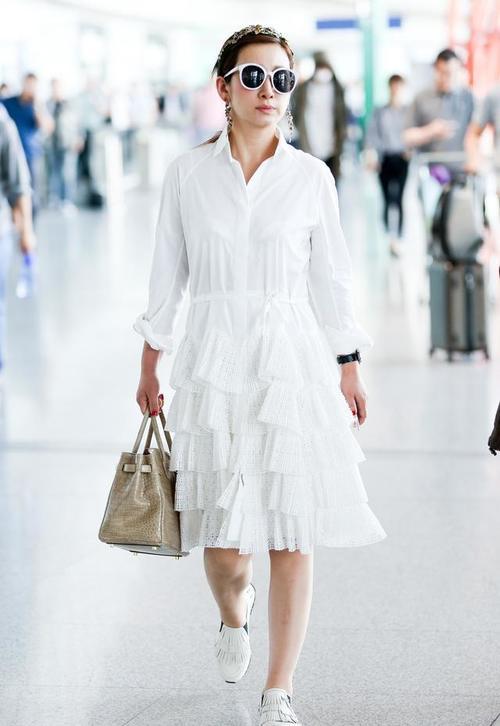 40岁秦海璐装嫩太用力，白色蛋糕裙穿出58岁老粗腿，网友：真尴尬