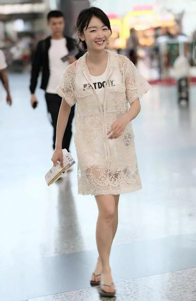 周冬雨太拼了，蕾丝短裙配拖鞋放飞自我，网友：高抬腿给谁看？