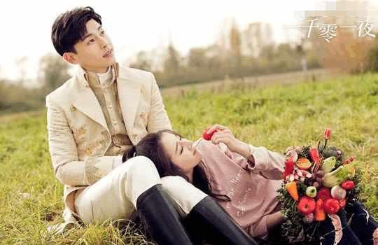 迪丽热巴淡妆出席活动，小粉裙配细高跟，风吹乱发型显“凌乱美”