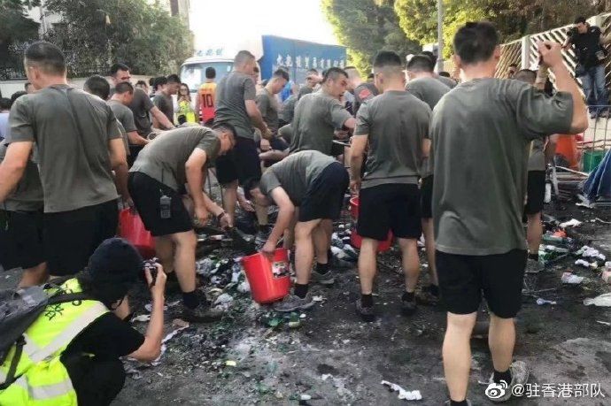  驻港部队：驻港部队清路障被＂纵暴派＂泼脏水 港网友：指手画脚