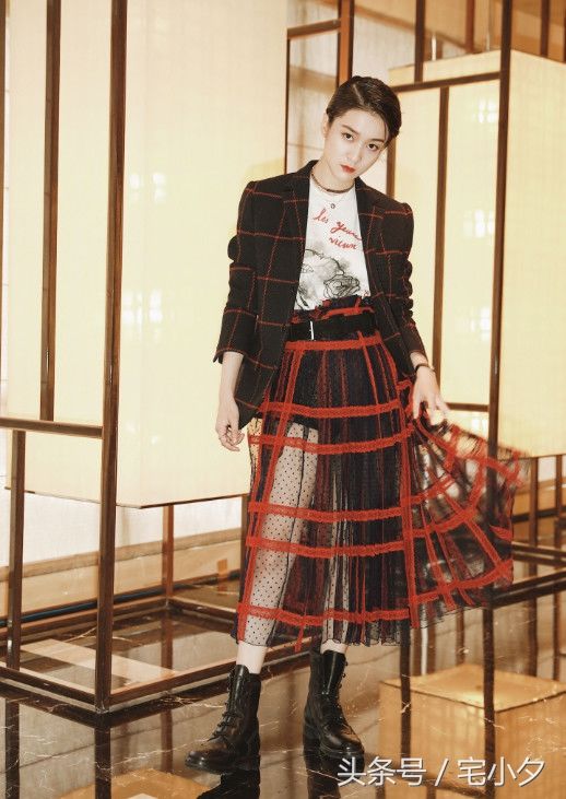 张雪迎近日现身活动，高跟凉鞋衬托出一双修长的美腿