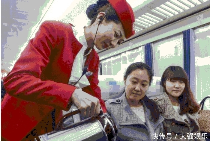 为什么当火车大半夜经过某些地方时，乘务员会尽快拉上窗帘呢