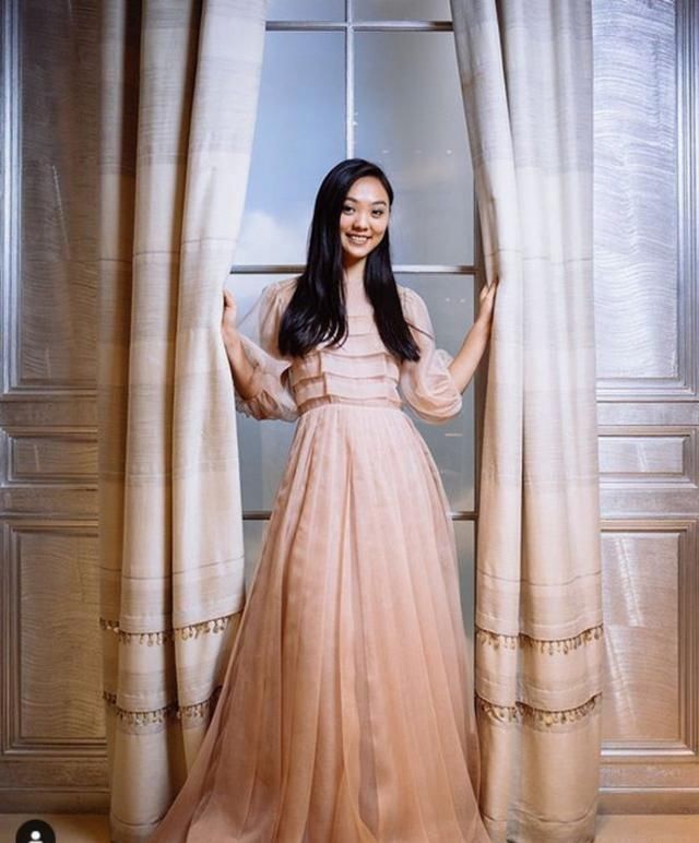 李连杰@带大女儿跟马云聚餐，一桌子人一个比一个时尚，李连杰蓄起了长发
