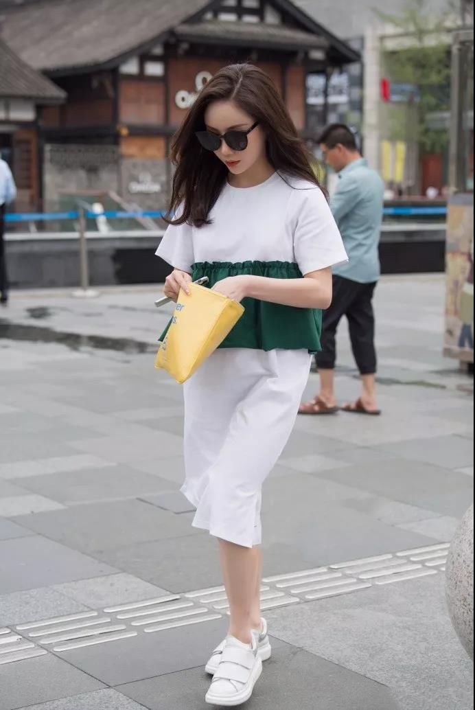 街拍路人,时尚界没有十全十美的人,只有永不落伍的时尚穿搭