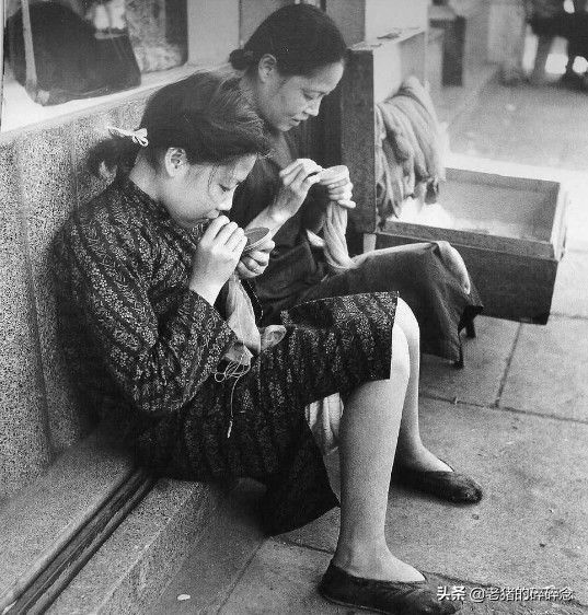 1947年的上海，这些黑白照片记录了上海人民的贫穷，恐惧