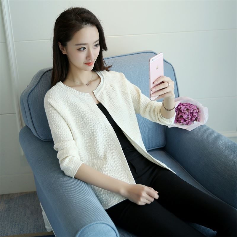 马上国庆了!四五十岁女人，赶紧备件开衫，配烟管裤穿，美上添嫩