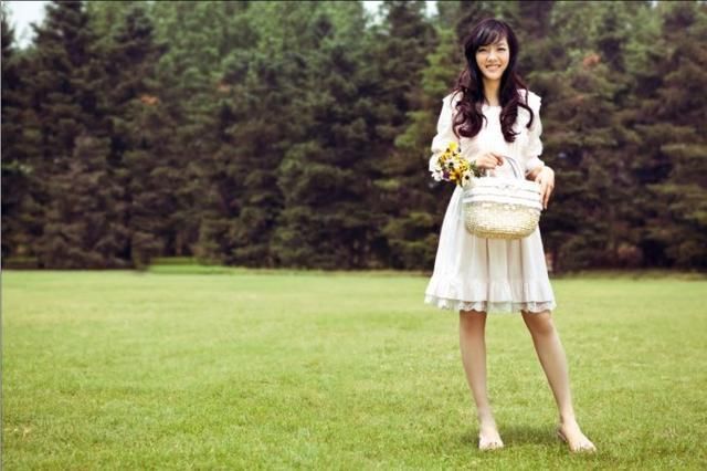 蔡文静时尚搭配，清新可爱，时尚美丽，优雅大方，有颜值霸气十足