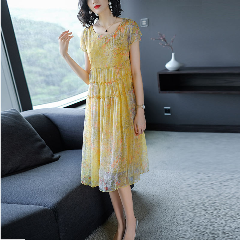 媳妇虽47岁，但还是美得“容光焕发”!爱穿欧货裙，高贵巨美嫩