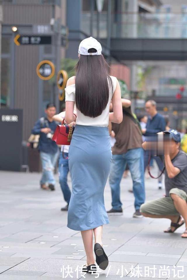 简直|街拍:小姐姐这条裙子简直穿出了仙女的感觉!