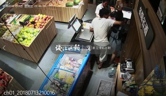 杭州1生鲜店男店长性骚扰女店员 员工:他摸我