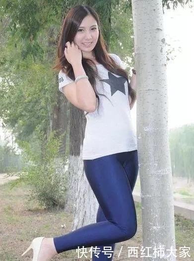 气质|街拍:美女的性感大长腿很是吸睛,优雅气质也甚是迷人