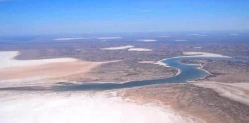 五十年才出现一次的湖泊，其余时间都是荒漠，你知道是哪里么？