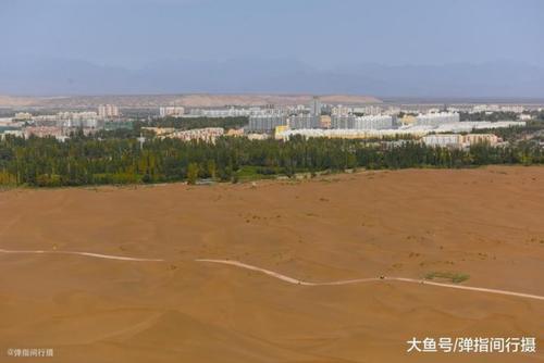 紧连城市的新疆库木塔格沙漠 堪称世界治沙“绿不退 沙不进”的奇