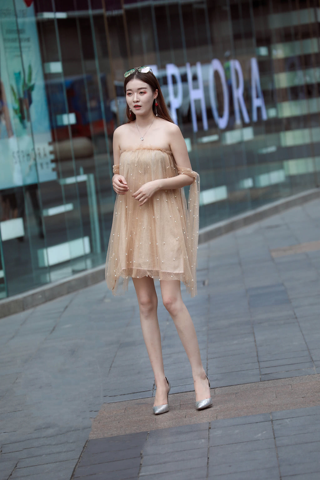 性感小姐姐蕾丝裹胸连衣裙尽显玲珑好身材，清透面料穿上很吸睛