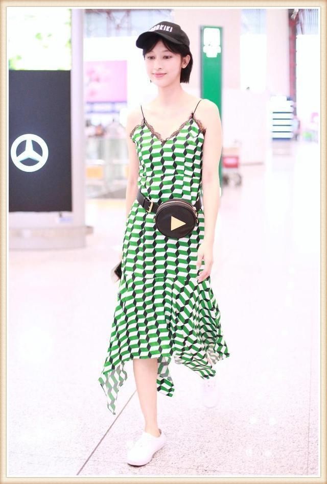 当马思纯和张俪同穿绿色吊带裙，才知道露肩与不露肩的差距有多大