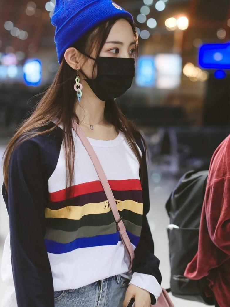 杨超越终于不把上衣当裙穿, 塞到牛仔裤里, 才更显腿长!