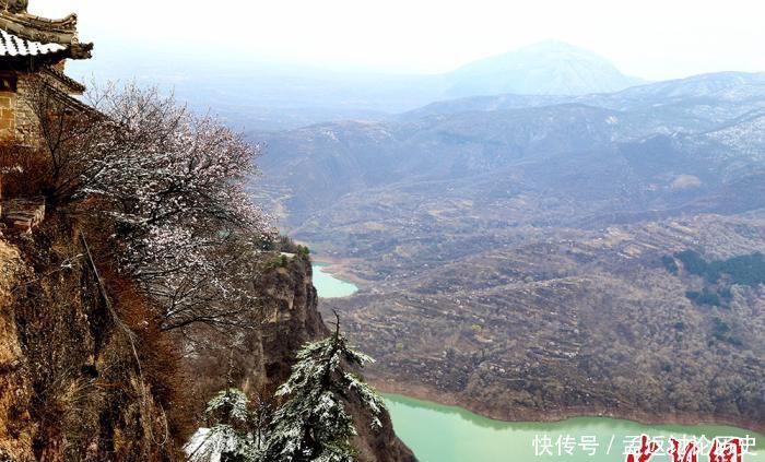  『胡杨林』崆峒山春雪纷飞浴桃花 “红白相依”如仙境