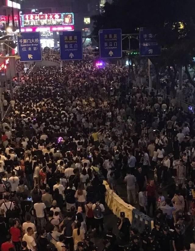 重庆彻底火了！又拿全国第一，网红城市当之无愧！