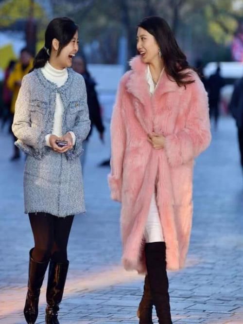  「美女」街拍：软玉温香的美女，一件白色衬衫配格子长裙，时尚大方气质范