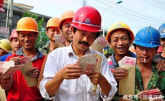 农民工月入8000说买不起房，公务员工资4000房子轻松买，原因现实