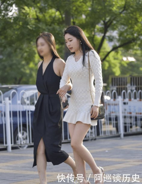  『显眼』姐妹花一个穿黑色一个穿白色，是为了出街更显眼吗