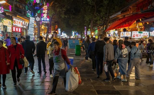 游客心中最坑的回民街：日均游客常超10万，街道却依旧一干二净