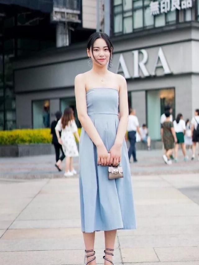  #韵味#小姐姐一件抹胸的淡蓝色连衣裙，显得格外有韵味