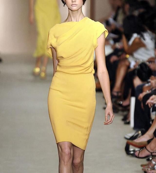 穿着欧美款短袖蕾丝显瘦连衣裙，气质不同凡响