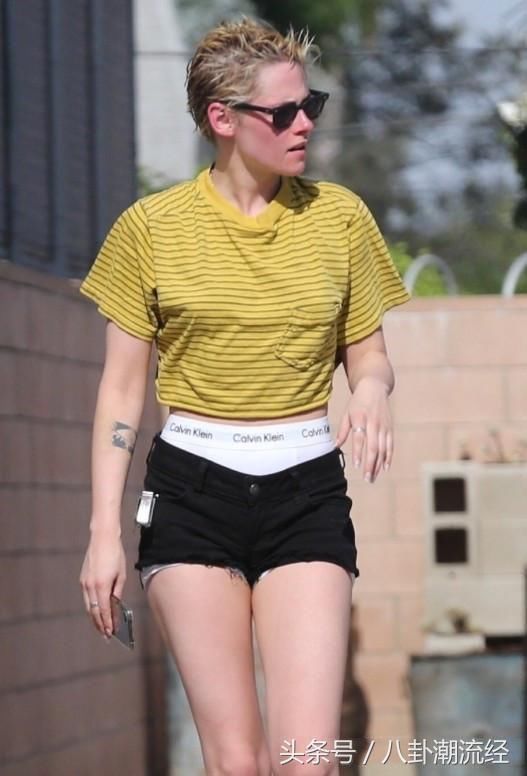 暮光女最新街拍，内裤外露式穿法惹争议，网友:毁自己从不手软