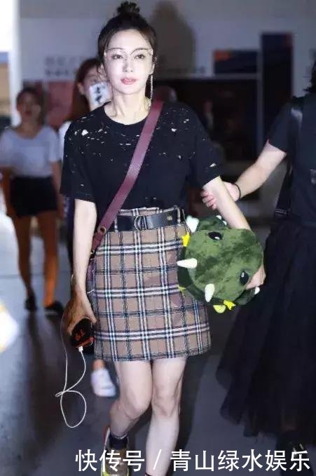 “富察皇后”走机场，破烂衣上满天星，脚上还踩了双“土味”鞋！