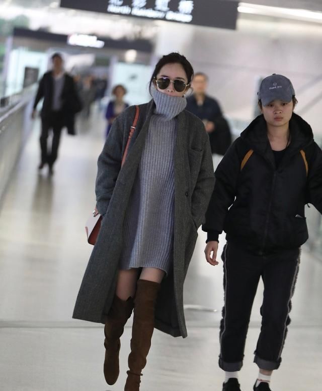  「奔四」奔四女人春季别乱搭,瞧下面打底毛衫穿法,百搭好看又洋气