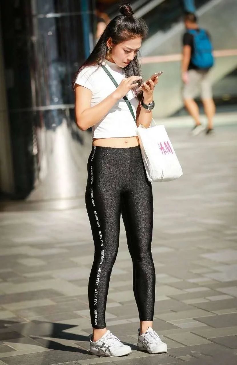 健身女教练黑色紧身运动裤，裹出丰腴的臀线，俏皮的表情吸眼无数