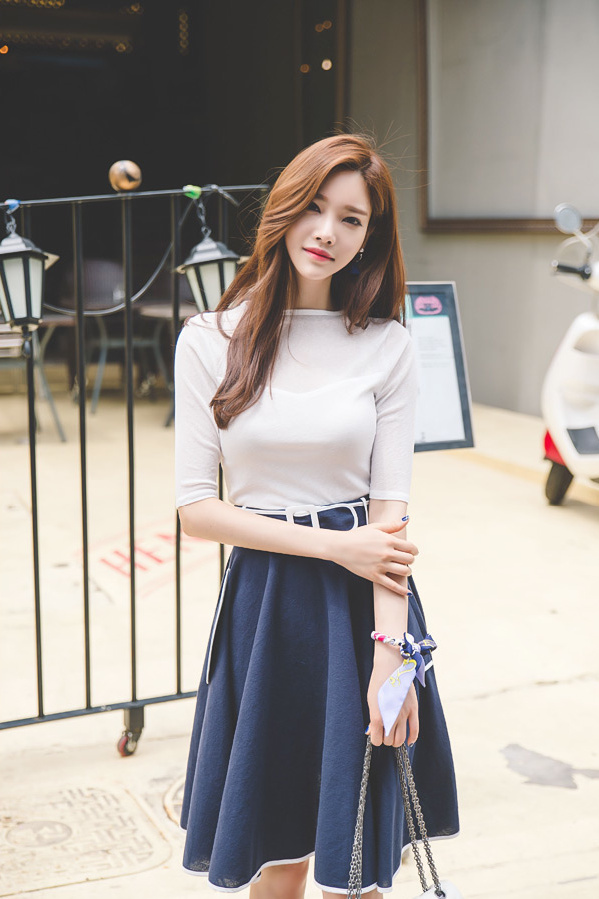 优雅秀丽的气质美女，文艺风短裙清新脱俗，赏心悦目的颜值很撩人